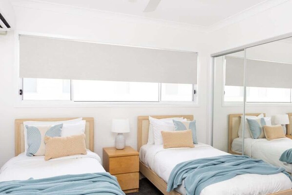 4 bedrooms, desk, iron/ironing board, WiFi (free) - Sea Poppy (Casuarina)