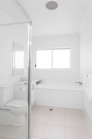 Bathtub, hair dryer, towels, shampoo - Sea Poppy (Casuarina)