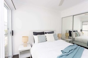 4 bedrooms, WiFi (free) - Sea Poppy - 4 bedroom home with pool (Casuarina)