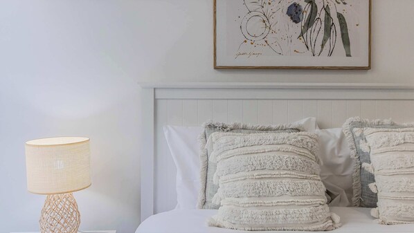 4 bedrooms, desk, iron/ironing board, WiFi (free) - Sea Poppy (Casuarina)