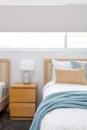 4 bedrooms, desk, iron/ironing board, WiFi (free) - Sea Poppy (Casuarina)