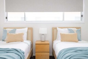 4 bedrooms, desk, iron/ironing board, WiFi (free) - Sea Poppy (Casuarina)
