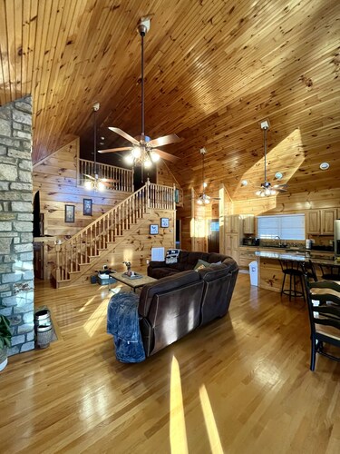 Rustic Escape on Lake Hartwell - Pet Friendly, Kayaks and Paddleboards Provided!