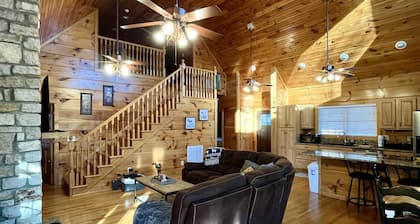 Rustic Escape on Lake Hartwell - Pet Friendly, Kayaks and Paddleboards Provided!