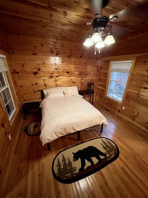 4 bedrooms, desk, WiFi, bed sheets - Rustic Escape on Lake Hartwell - Pet Friendly, Kayaks and Paddleboards Provided! (Fair Play)