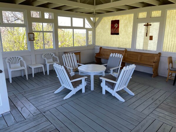 Dining - The Couvent, 403 - chambre Queen + Double (Sainte-Anne-des-Monts)