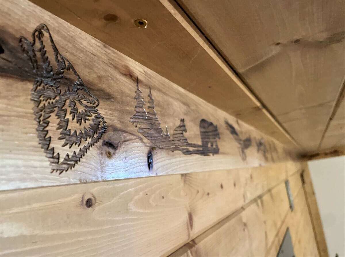 Techo de madera con elaborados detalles arquitectónicos grabados.