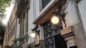 A building with a dark, ornate door and a sign indicating the address as 92. - Casa Wynwood in Roma Norte (Ciudad de México)