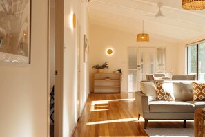 تلفزيون، كُتُب، مكتب