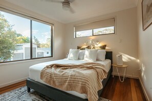 4 Schlafzimmer, Schreibtisch, Bügeleisen/Bügelbrett, Reisekinderbett
