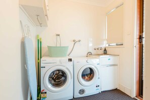 Interior - Roderick Beach House Pet Friendly (Moffat Beach)