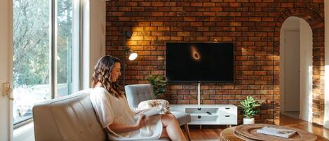 Télévision, livres, espaces bureaux