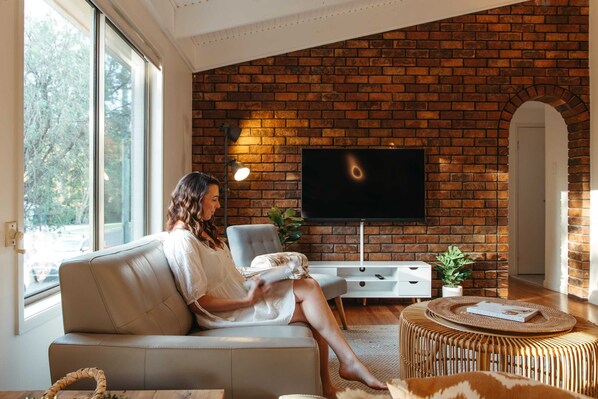 تلفزيون، كُتُب، مكتب