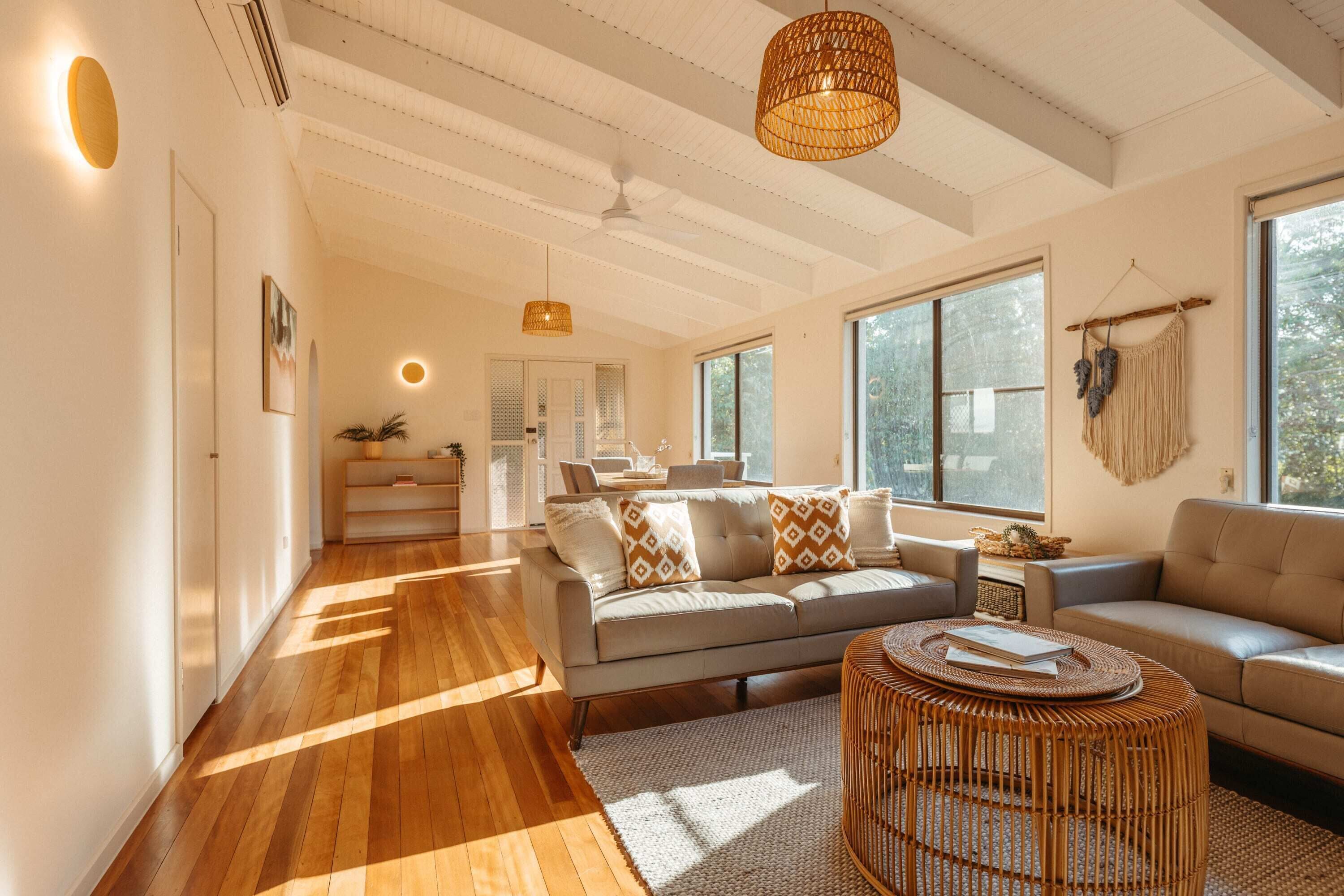 Fernseher, Bücher, Arbeitsbereiche