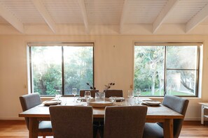 Dining - Roderick Beach House Pet Friendly (Moffat Beach)