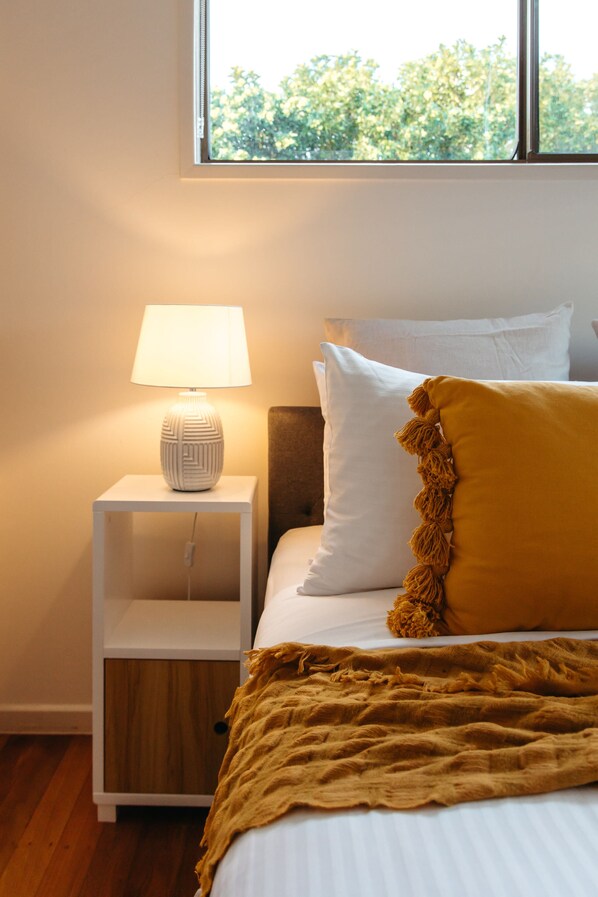 4 bedrooms, desk, iron/ironing board, travel crib - Roderick Beach House Pet Friendly (Moffat Beach)
