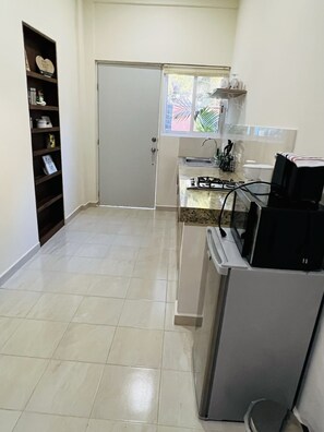 Mikrowelle, Herdplatte, Wasserkocher mit Kaffee-/Teezubehör, Toaster