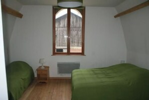 1 chambre, fer et planche à repasser, lit de bébé portatif
