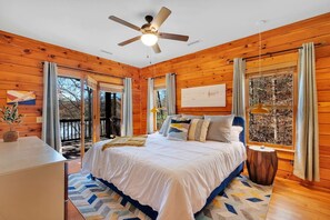3 bedrooms, desk, iron/ironing board, travel cot - Waterfront Log Cabin w/Hot Tub, Kayaks, Firepit, King Beds, & Pets OK (Catawba)