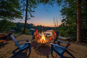 Terrace/patio - Waterfront Log Cabin w/Hot Tub, Kayaks, Firepit, King Beds, & Pets OK (Catawba)