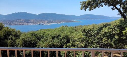 Close to the beaches, spacious, air conditioning, panoramic view of the gulf! 