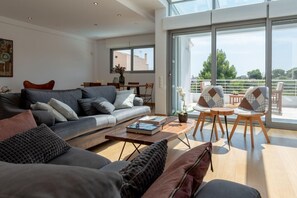 TV - Evaeri Villa (Artemida)