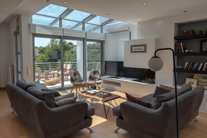 TV - Evaeri Villa (Artemida)