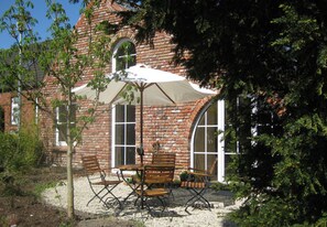 Outdoor dining - Upleward Cottage (Krummhörn)