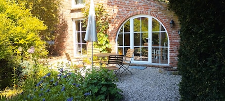 Outdoor dining. Upleward Cottage