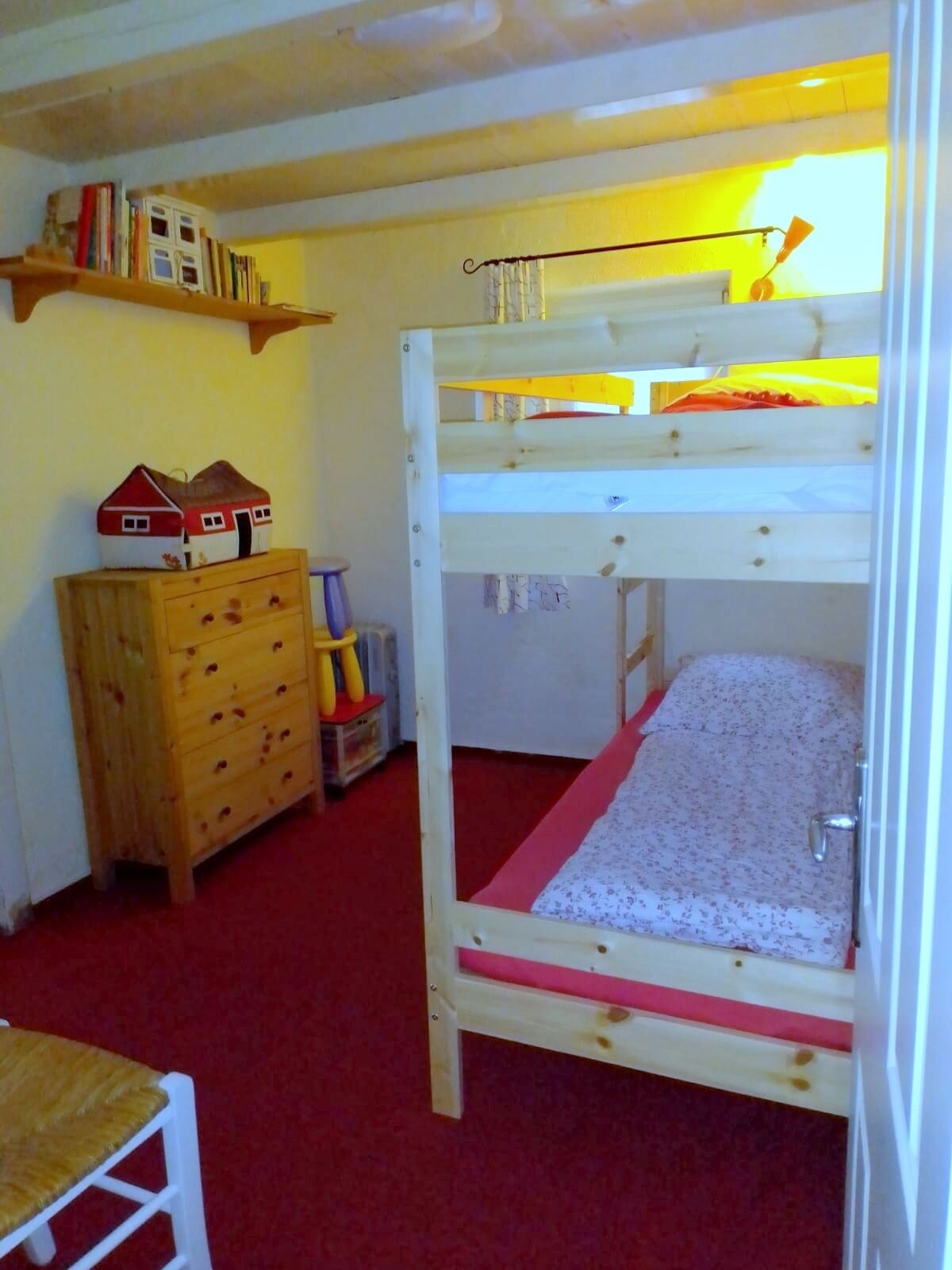 4 habitaciones, tabla de planchar con plancha y cuna de viaje 