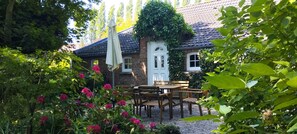 Outdoor dining - Upleward Cottage (Krummhörn)
