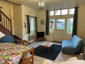 TV, fireplace - GITE DU HARAS ideal for lovers of the countryside and horses (TERRAMESNIL)