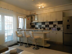 Kjøleskap, mikrobølgeovn, ovn og kokeplater