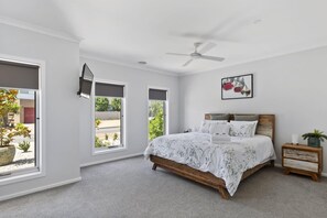 4 bedrooms, iron/ironing board, WiFi, bed sheets