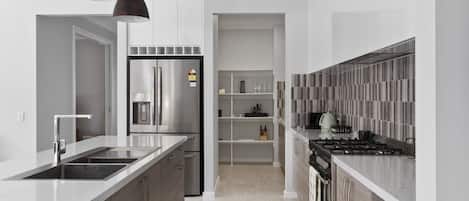 Refrigerador, microondas, horno y parrilla de estufa