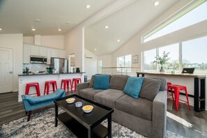 TV, offices - Giant Dipper House near the Boardwalk (Santa Cruz)