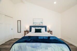 3 bedrooms, desk, travel cot, WiFi - Giant Dipper House near the Boardwalk (Santa Cruz)