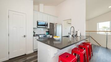 Coffee/tea maker, fridge, microwave, oven