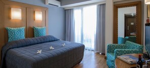 1 habitación, caja de seguridad en la habitación y escritorio 