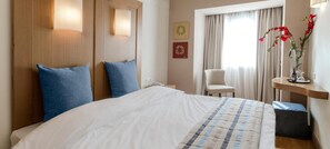 1 غرفة نوم وخزنة داخل الغرفة ومكتب ومكواة/لوح كي