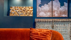 Um quarto com parede azul, arte de parede texturizada em madeira, parede com padrão azul e teto azul.