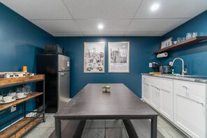 Kjøleskap, mikrobølgeovn, kokeplater og kaffetrakter/tekoker