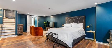 مكتب ومكواة/لوح كي وواي فاي وملاءات أسرّة