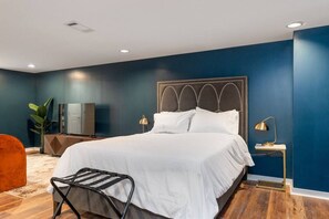 Desk, iron/ironing board, WiFi, bed sheets - Cozy, Affordable, Luxurious | Central Location (Indianapolis)