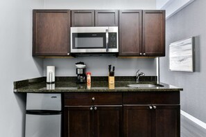 Kjøleskap, mikrobølgeovn, kaffetrakter/tekoker og brødrister