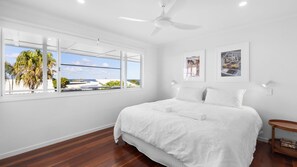 4 bedrooms, iron/ironing board, WiFi, bed sheets - Modernized Beachside Home in Peregian Beach (Peregian Beach)