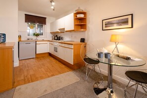 Kühlschrank, Mikrowelle, Ofen, Geschirrspüler