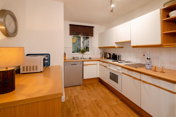 Kühlschrank, Mikrowelle, Ofen, Geschirrspüler