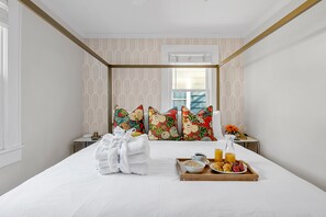 3 bedrooms, iron/ironing board, free Internet - Your Luxurious Escape | Night At The Marquee (North Charleston)
