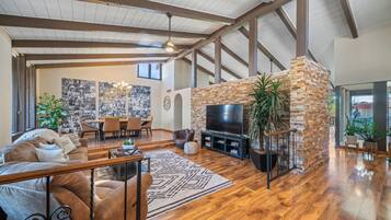 Smart TV, fireplace, stereo